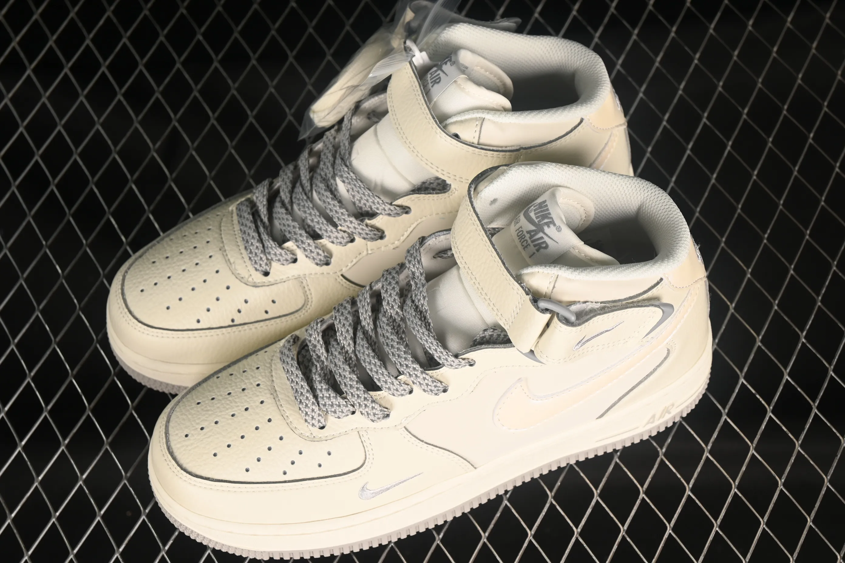 All categories Nk Air Force 1 Air Force series Nk Air Force 1 Mid Air Force mid-top Nk Air Force 1'07 Mid gray pearlescent small hook Air Force One mid-top casual sneakers SG2356-806